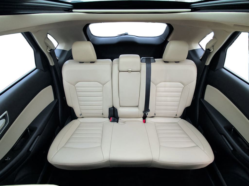 Used 2018 Ford Edge SEL w/ Equipment Group 201A FWD image 12