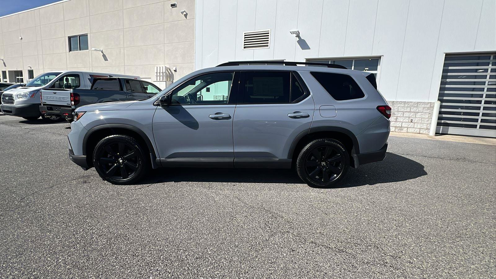 Certified 2025 Honda Pilot Black Edition image 7