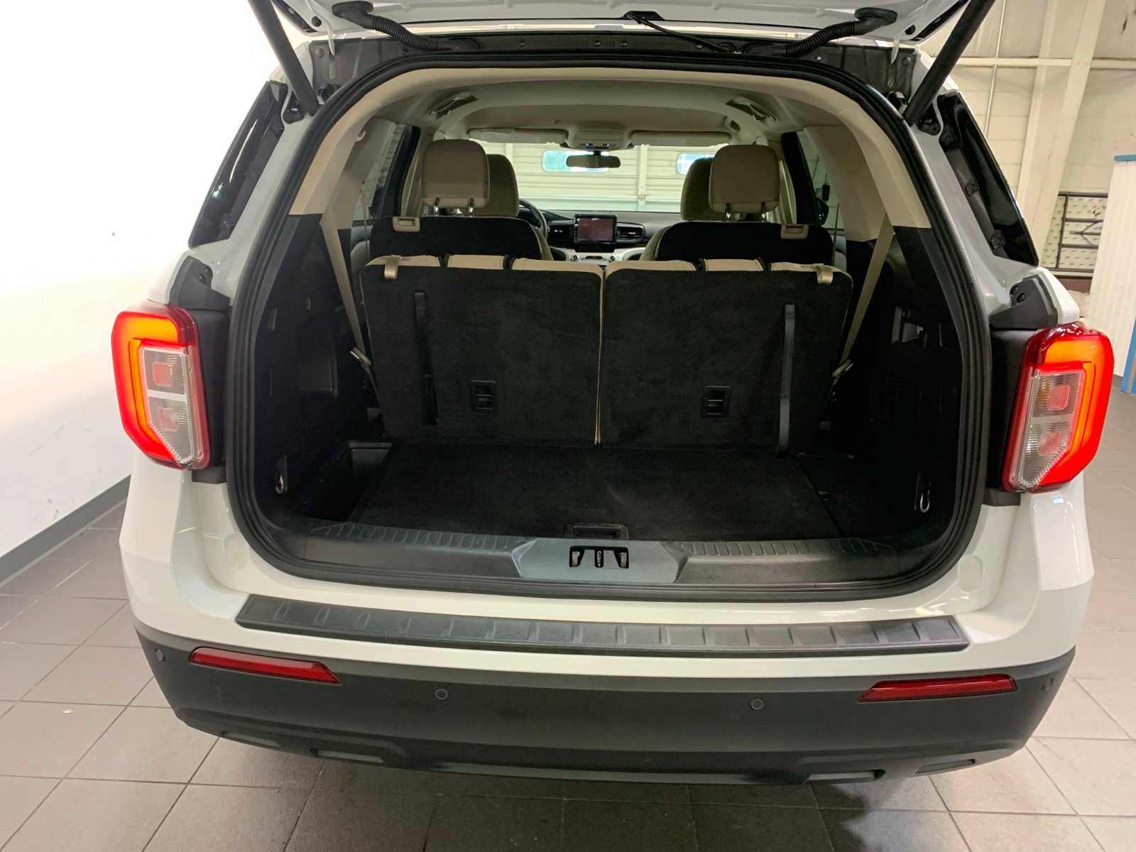 Used 2023 Ford Explorer XLT image 11