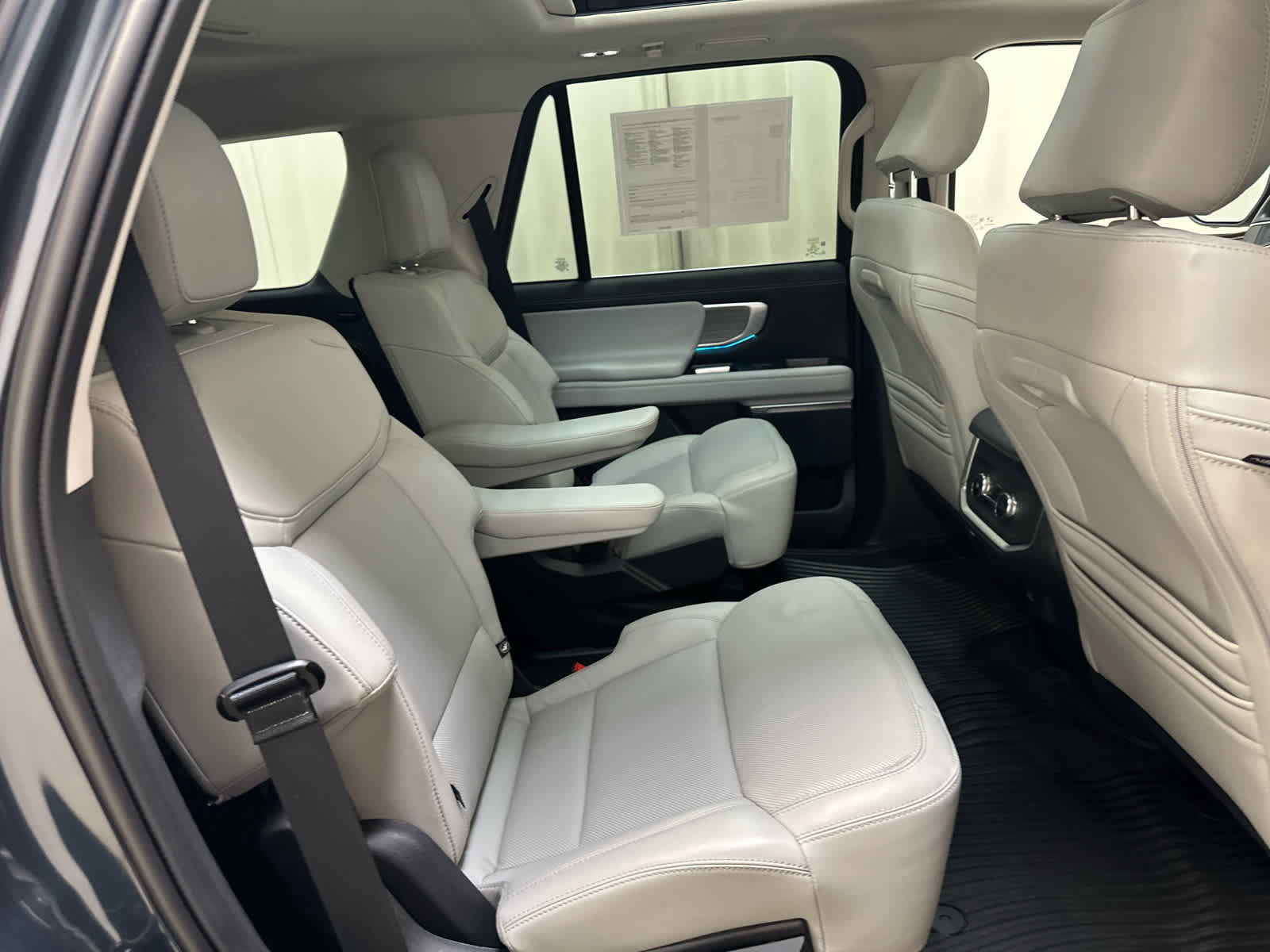 Used 2025 Ford Expedition Platinum image 19