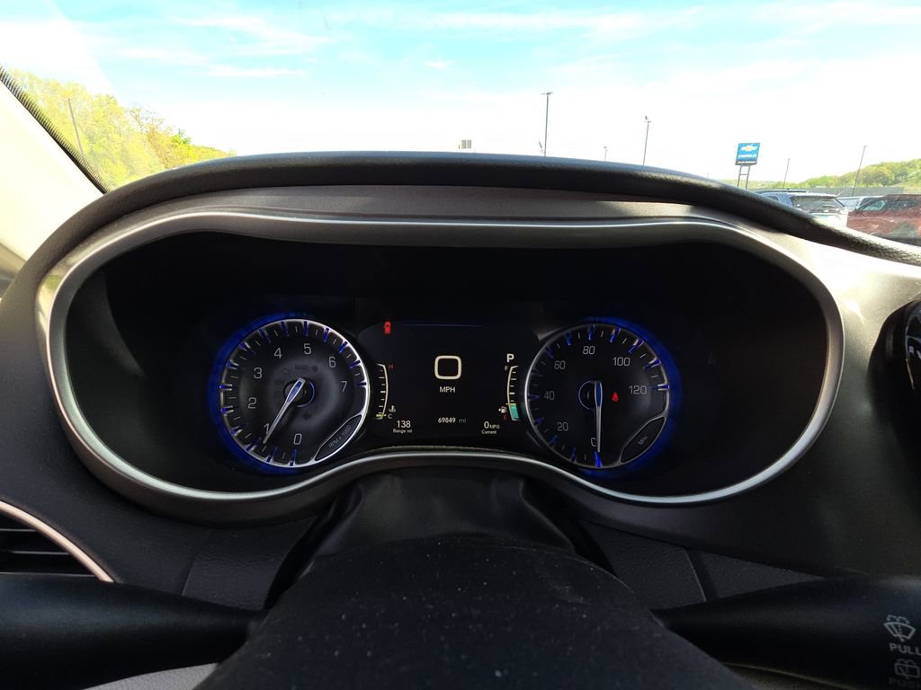Used 2023 Chrysler Pacifica Touring-L FWD image 9