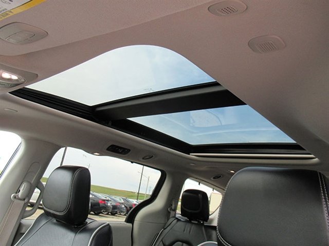 Used 2022 Chrysler Pacifica Limited image 44