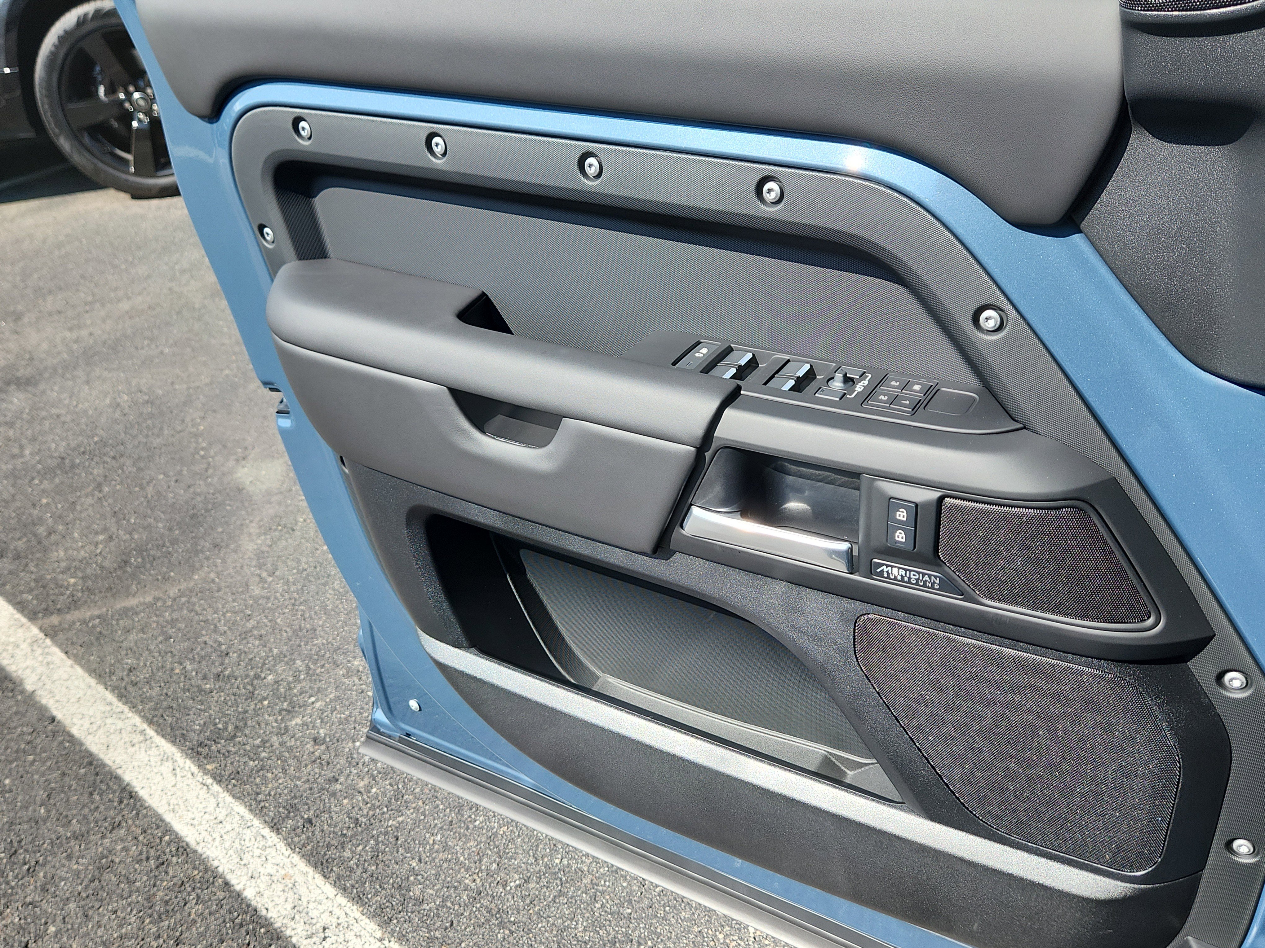New 2025 Land Rover Defender 110 X-Dynamic SE image 7