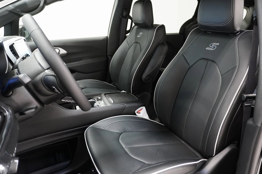 Used 2024 Chrysler Pacifica Limited w/ S Appearance Package image 10