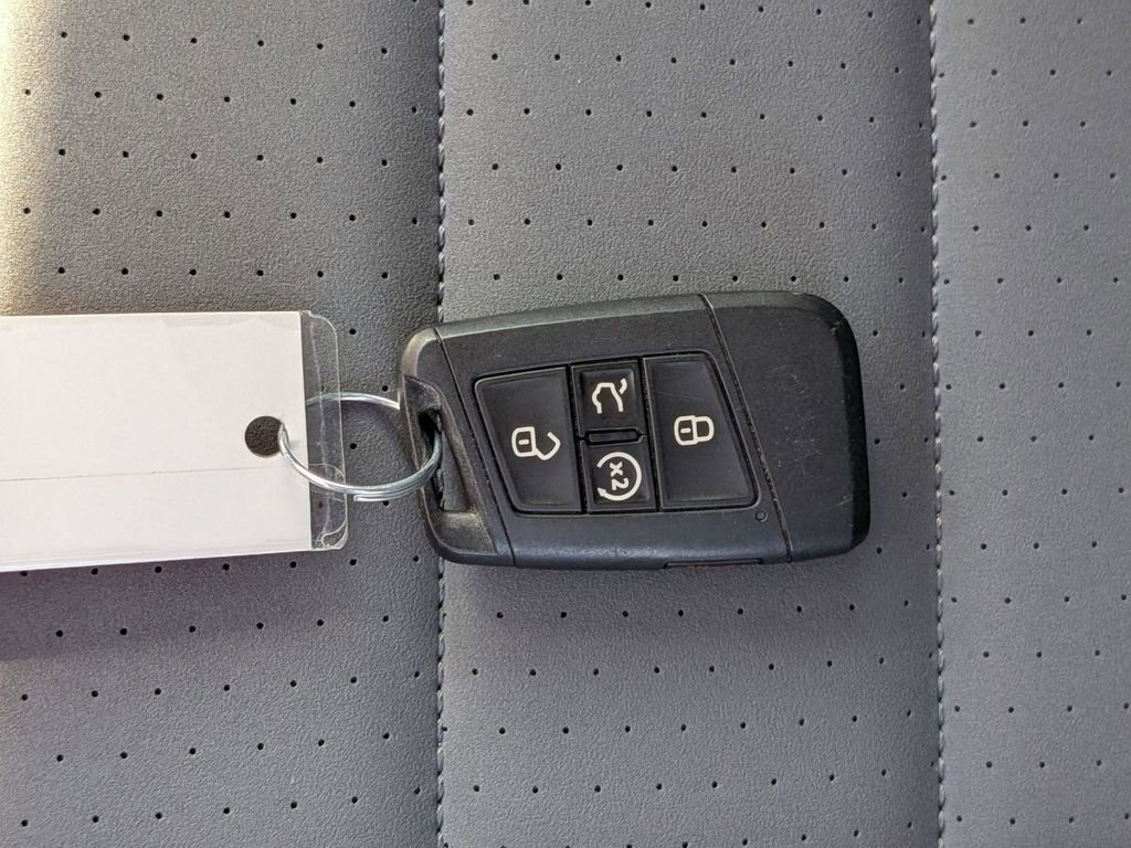Used 2025 Volkswagen Jetta SE image 34