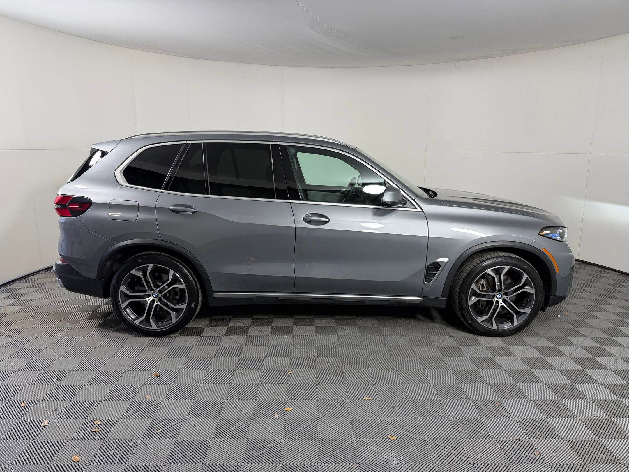 Certified 2024 BMW X5 xDrive40i w/ Premium Package AWD/4WD image 8