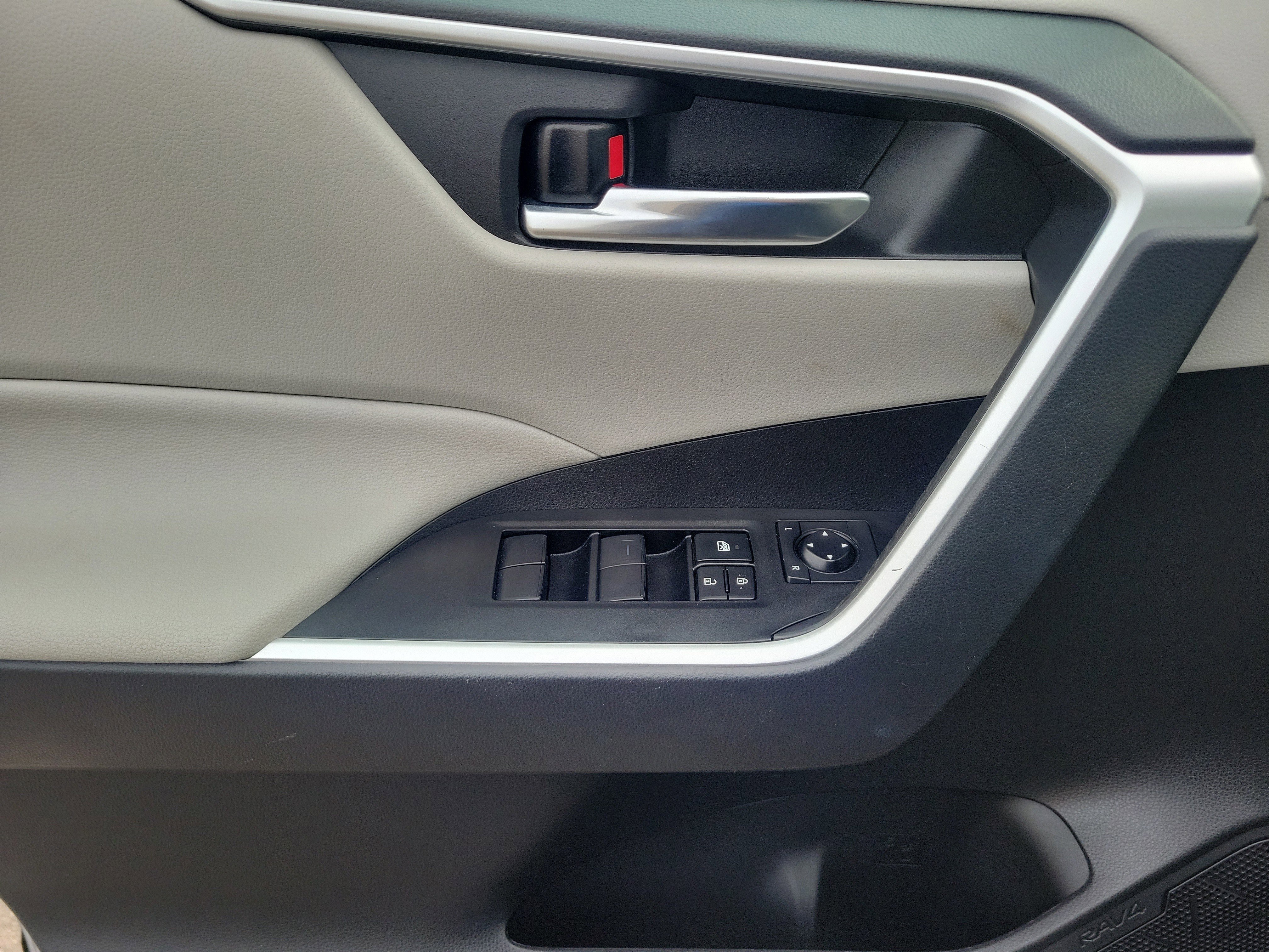 Used 2021 Toyota RAV4 XLE w/ Convenience Package image 20