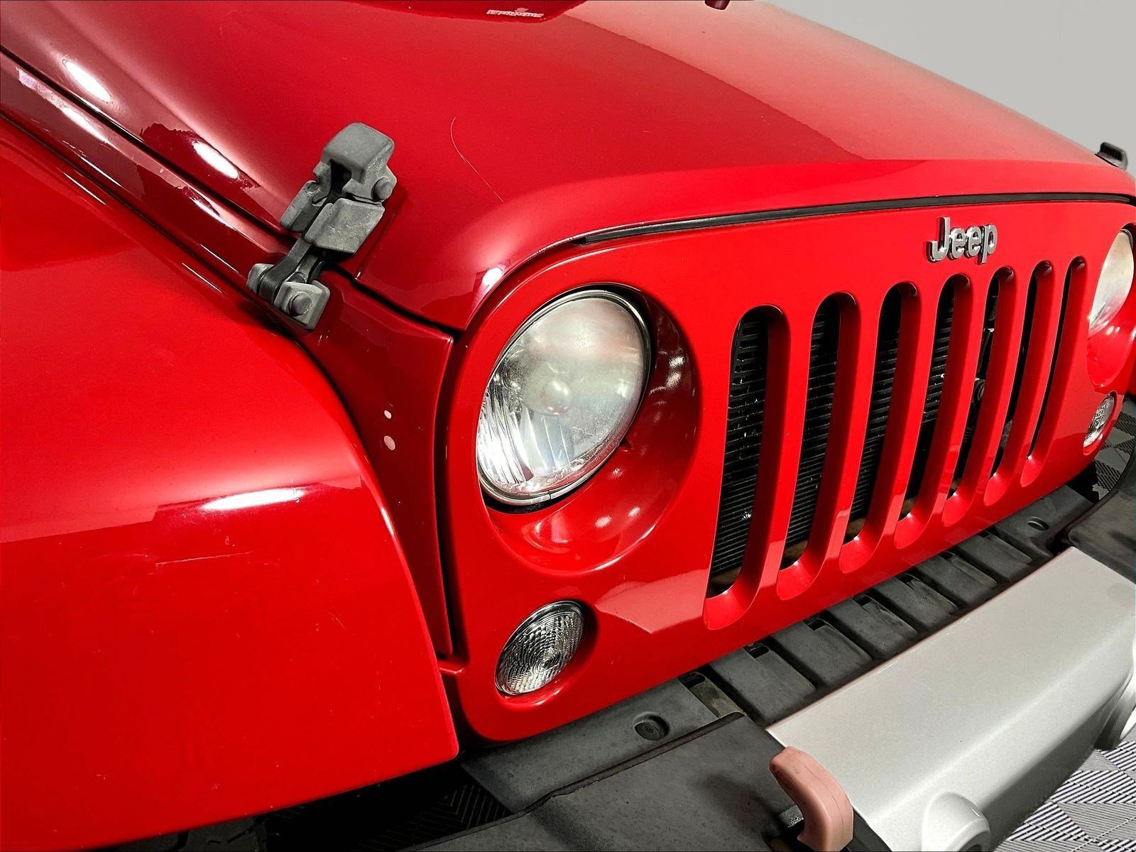 Used 2014 Jeep Wrangler Unlimited Sahara w/ Connectivity Group AWD/4WD image 30