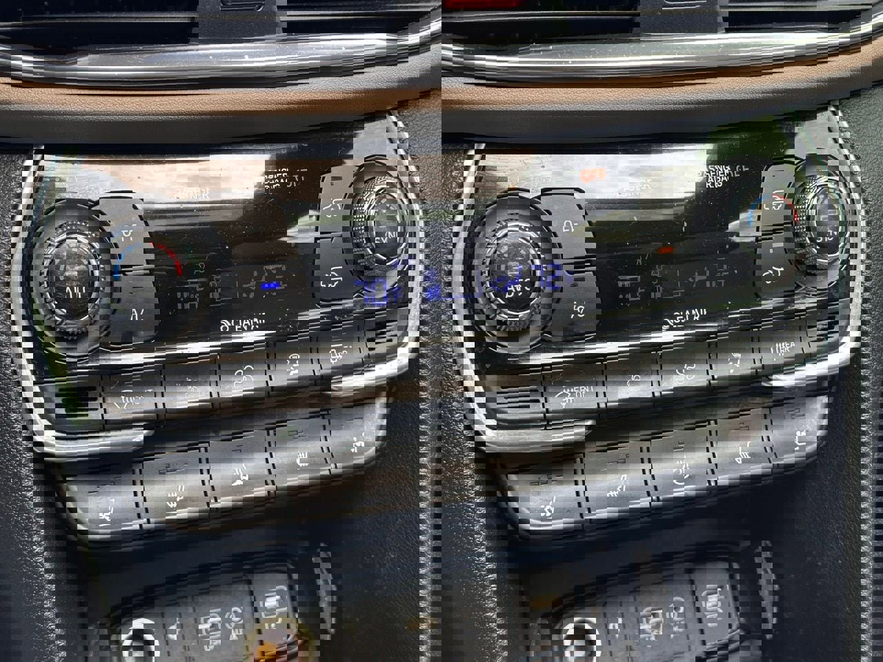 Used 2020 Hyundai Santa Fe Limited image 32