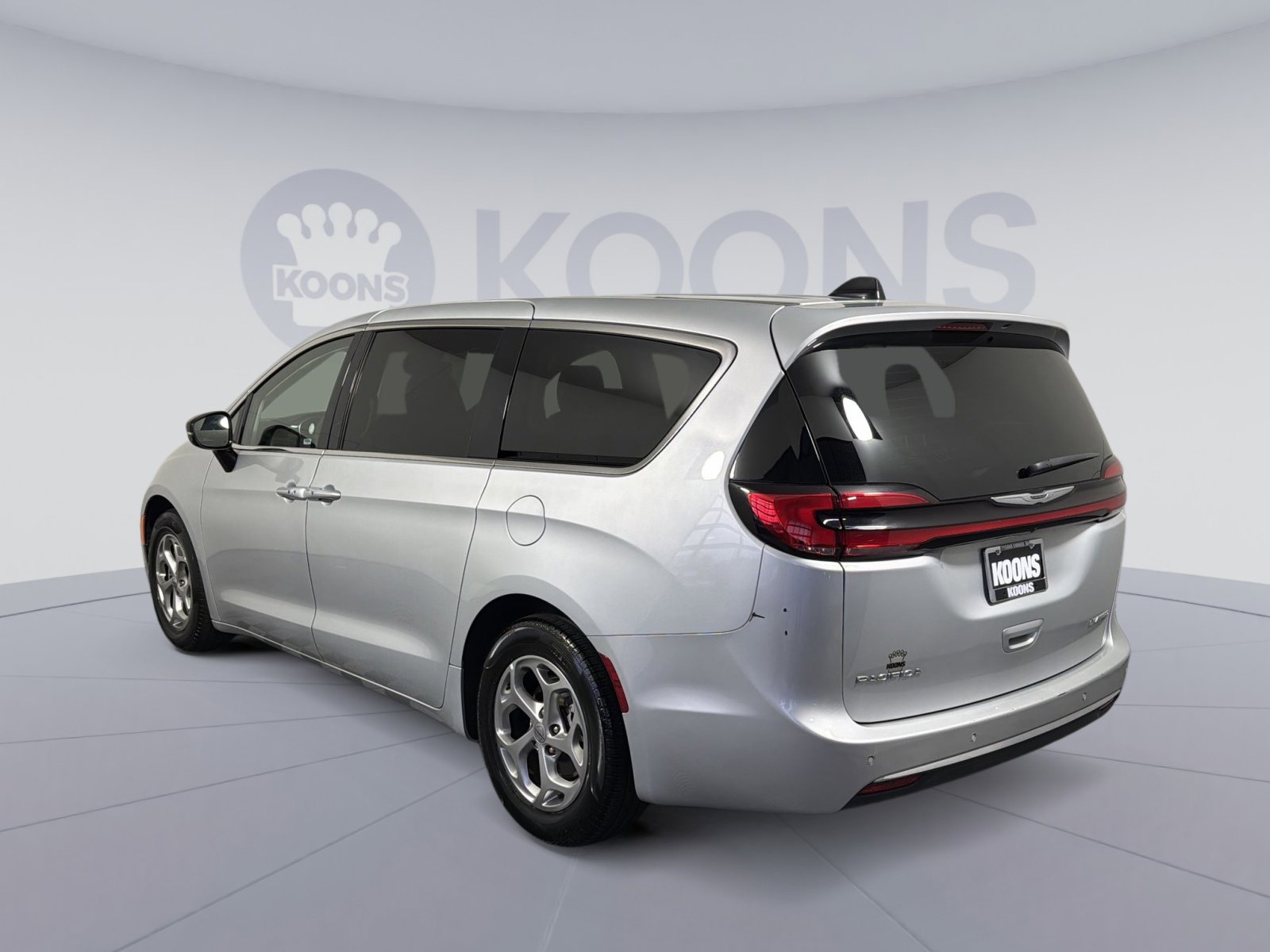 Used 2024 Chrysler Pacifica Limited image 4