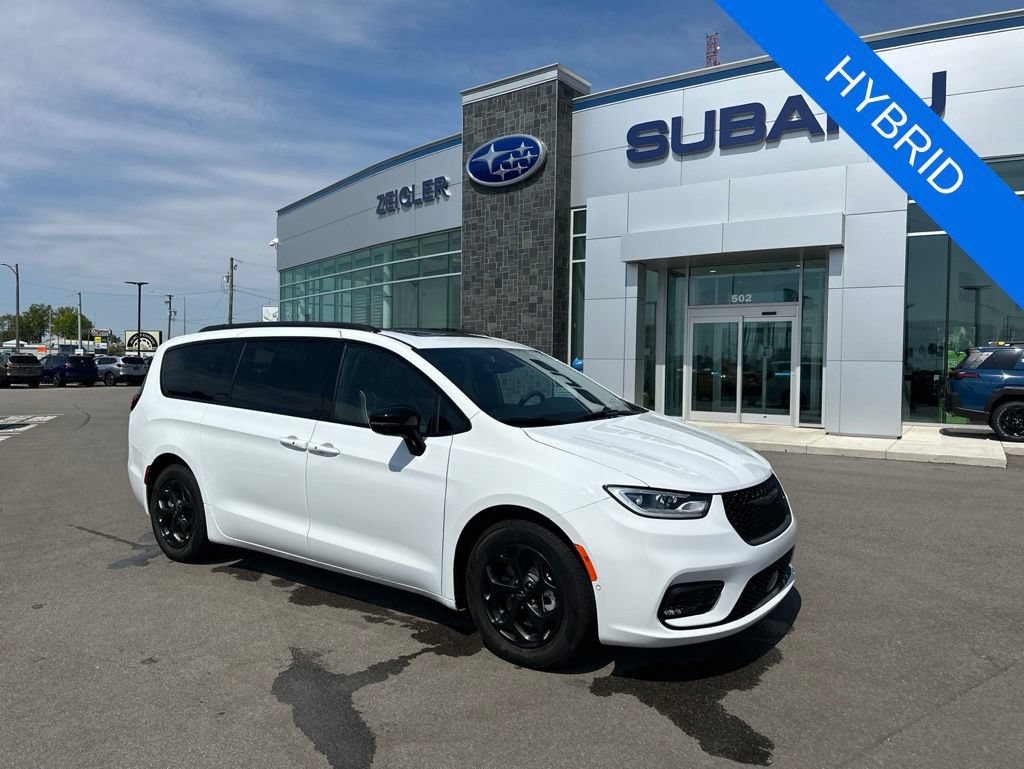 Used 2024 Chrysler Pacifica Premium FWD image 1