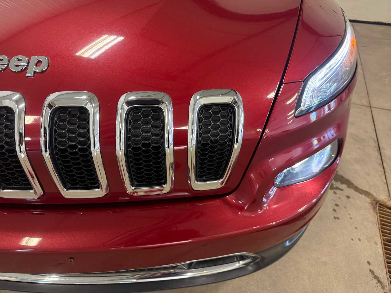 Used 2017 Jeep Cherokee Limited AWD/4WD image 5