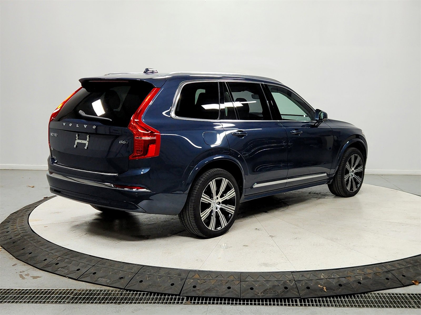 Used 2024 Volvo XC90 B6 Ultimate w/ Protection Package Premier image 7