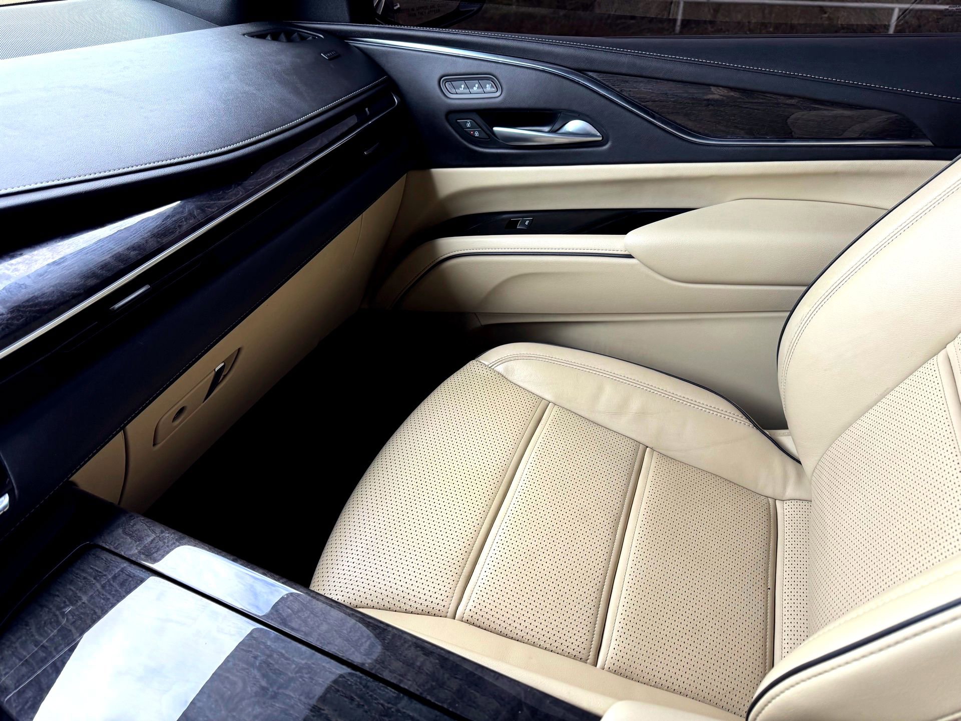 Used 2023 Cadillac Escalade Premium Luxury image 39