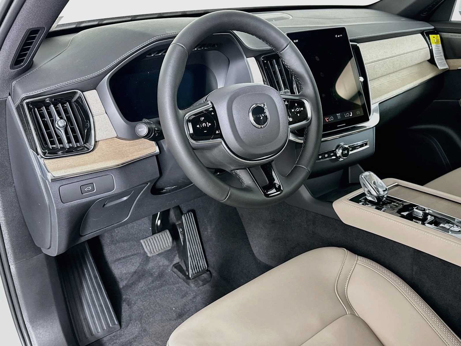 New 2026 Volvo XC90 B6 Plus w/ Protection Package Premier AWD/4WD image 9