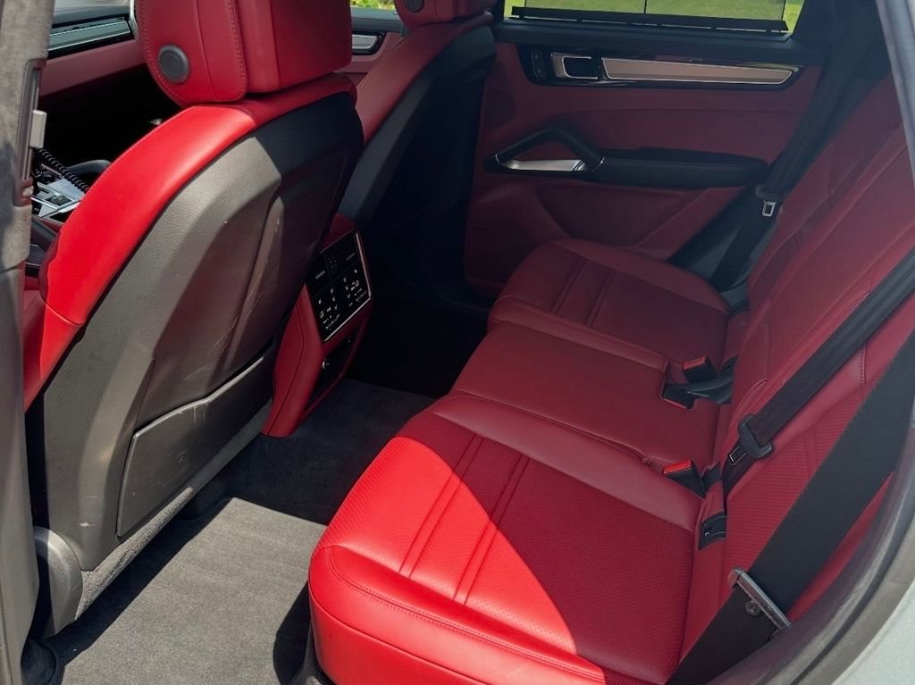 Used 2023 Porsche Cayenne Turbo S image 9