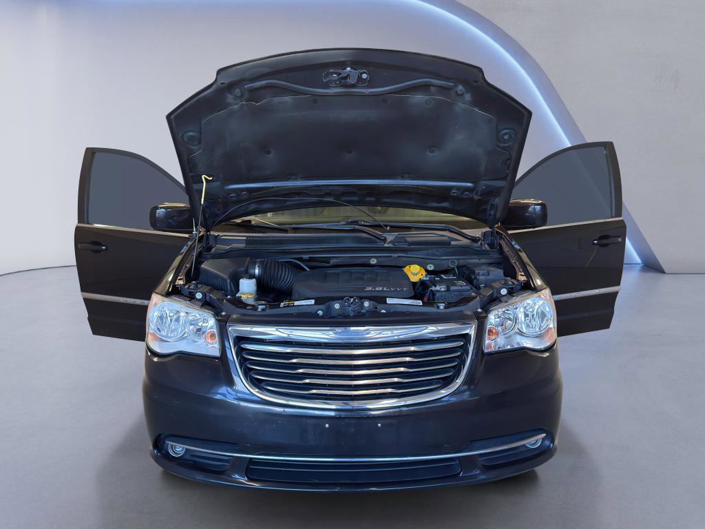 Used 2016 Chrysler Town & Country Touring FWD image 8
