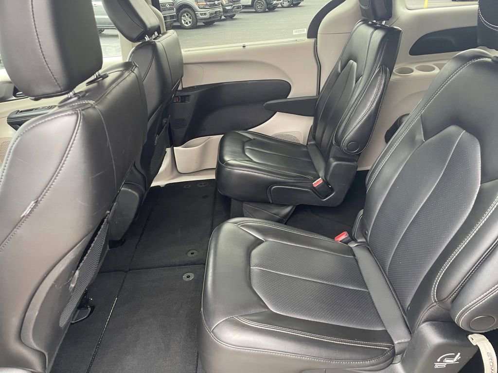Used 2023 Chrysler Pacifica Touring-L FWD image 15