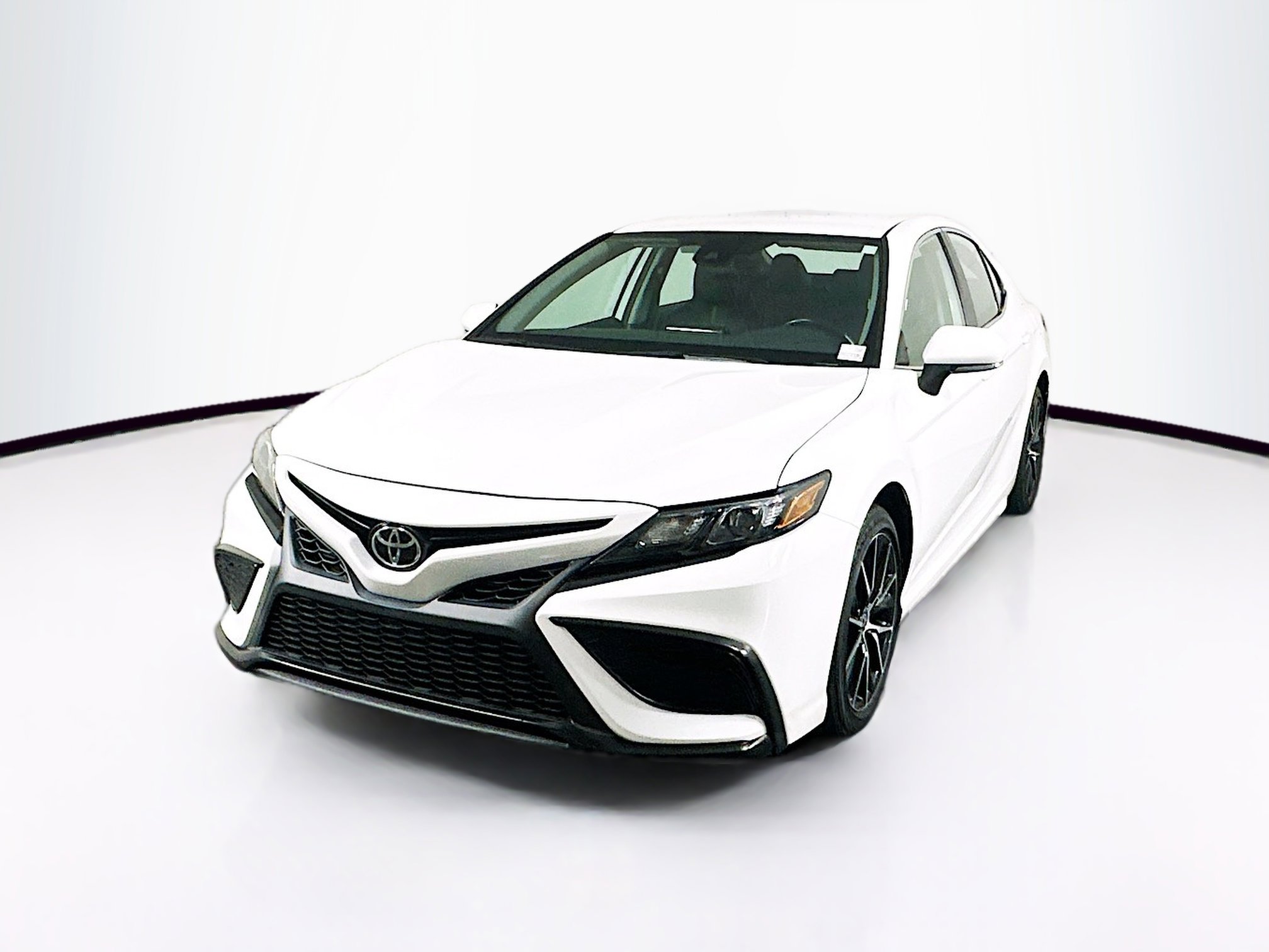 Used 2024 Toyota Camry SE FWD image 3