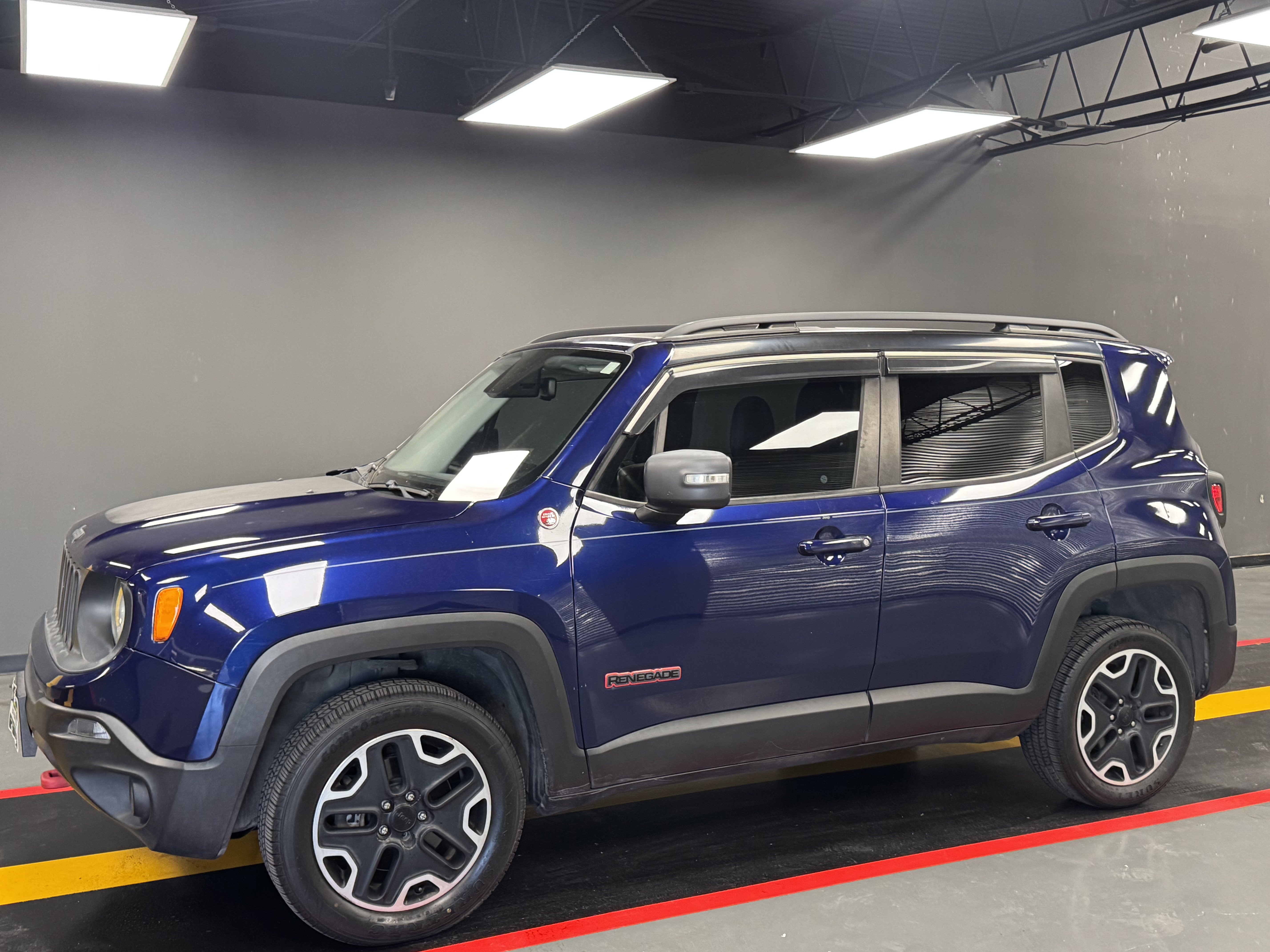 Used 2016 Jeep Renegade Trailhawk w/ Premium Trailhawk Package AWD/4WD image 2