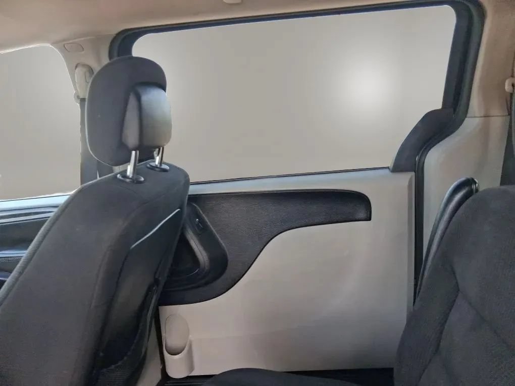 Used 2018 Dodge Grand Caravan SE w/ UConnect Hands-Free Group FWD image 23
