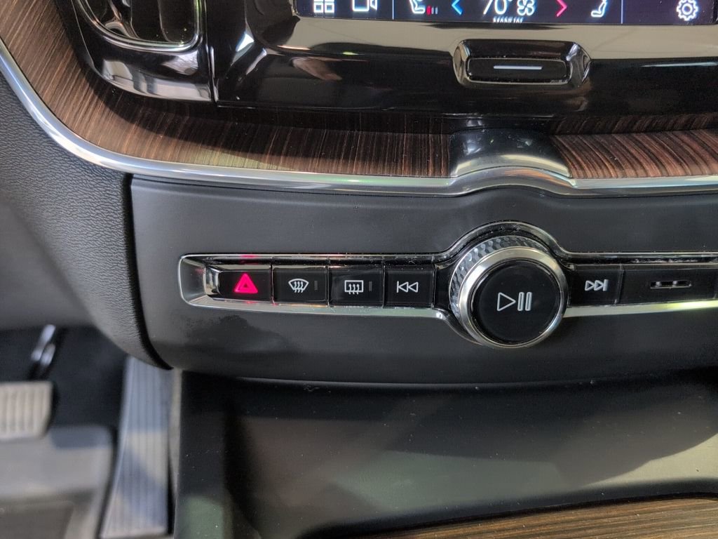 Used 2022 Volvo XC60 B5 Momentum w/ Advanced Package image 24