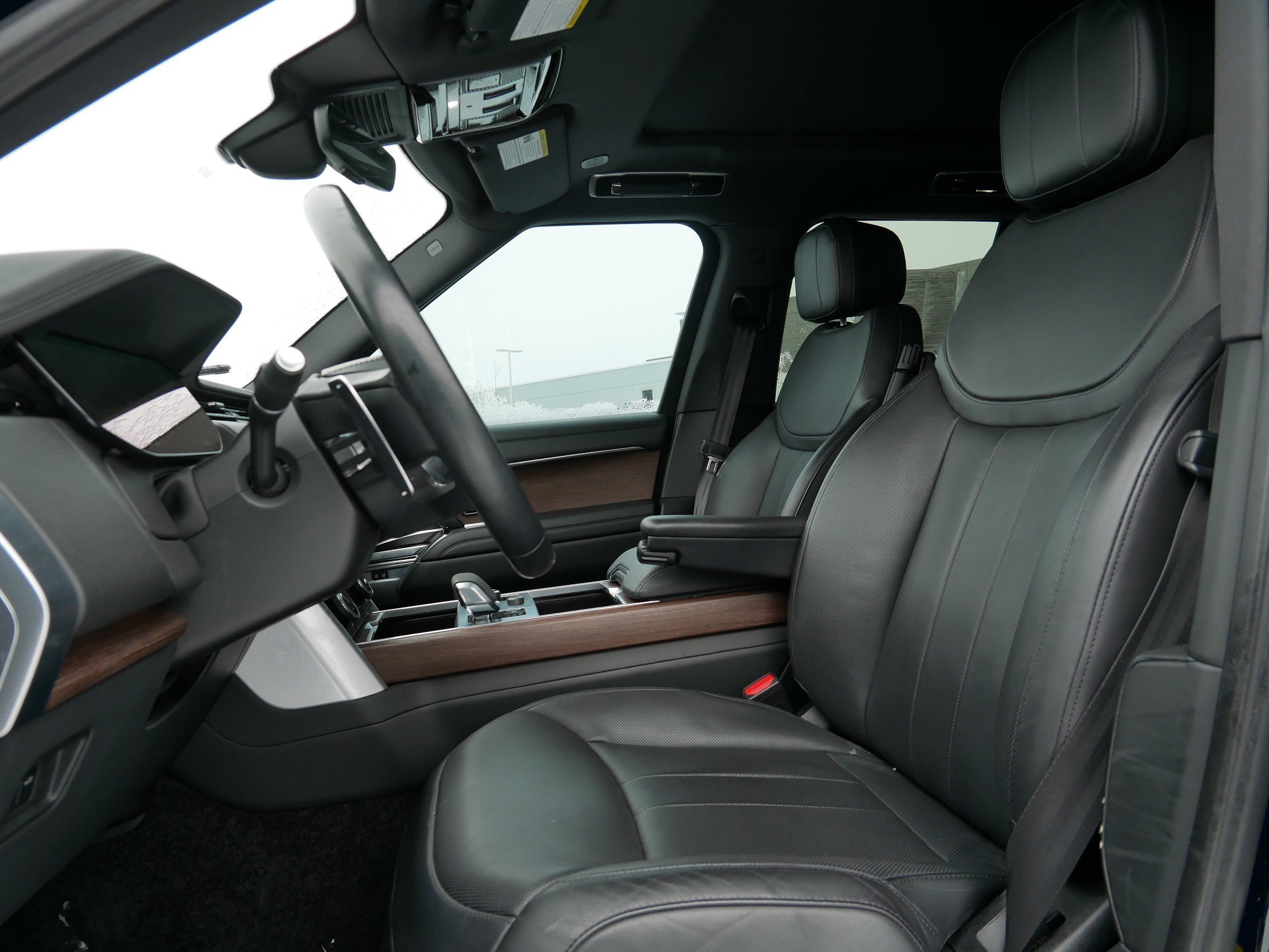 Used 2023 Land Rover Range Rover SE image 3