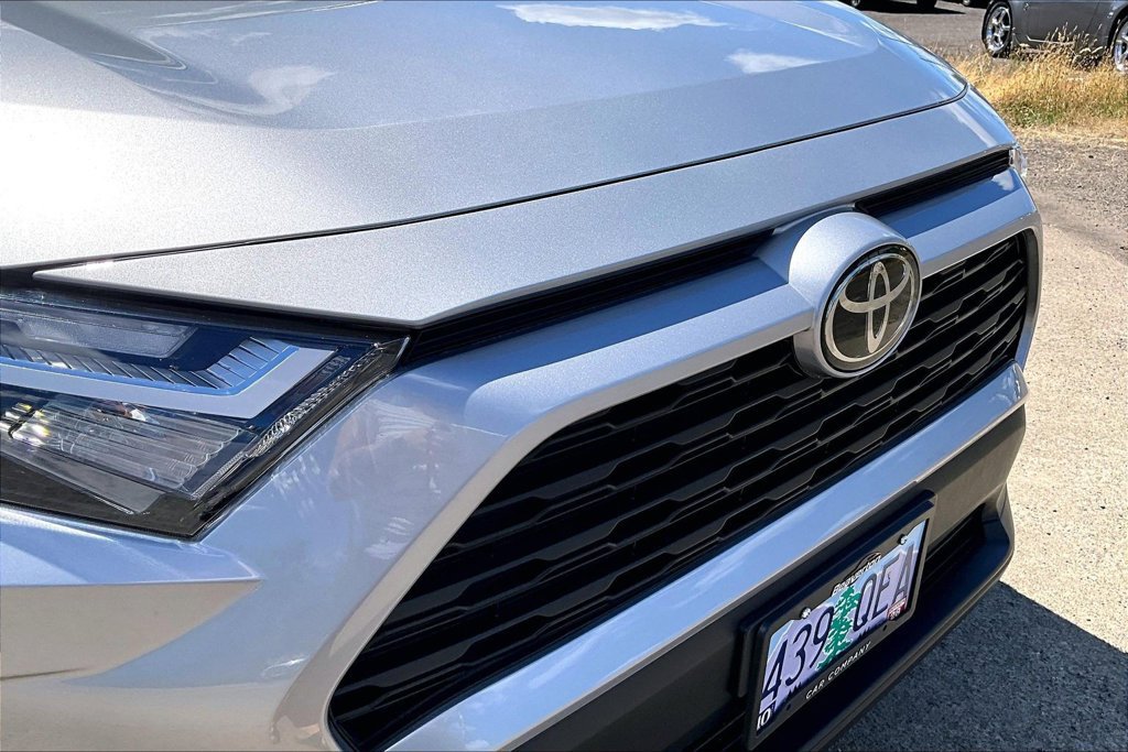 Used 2024 Toyota RAV4 LE AWD/4WD image 32