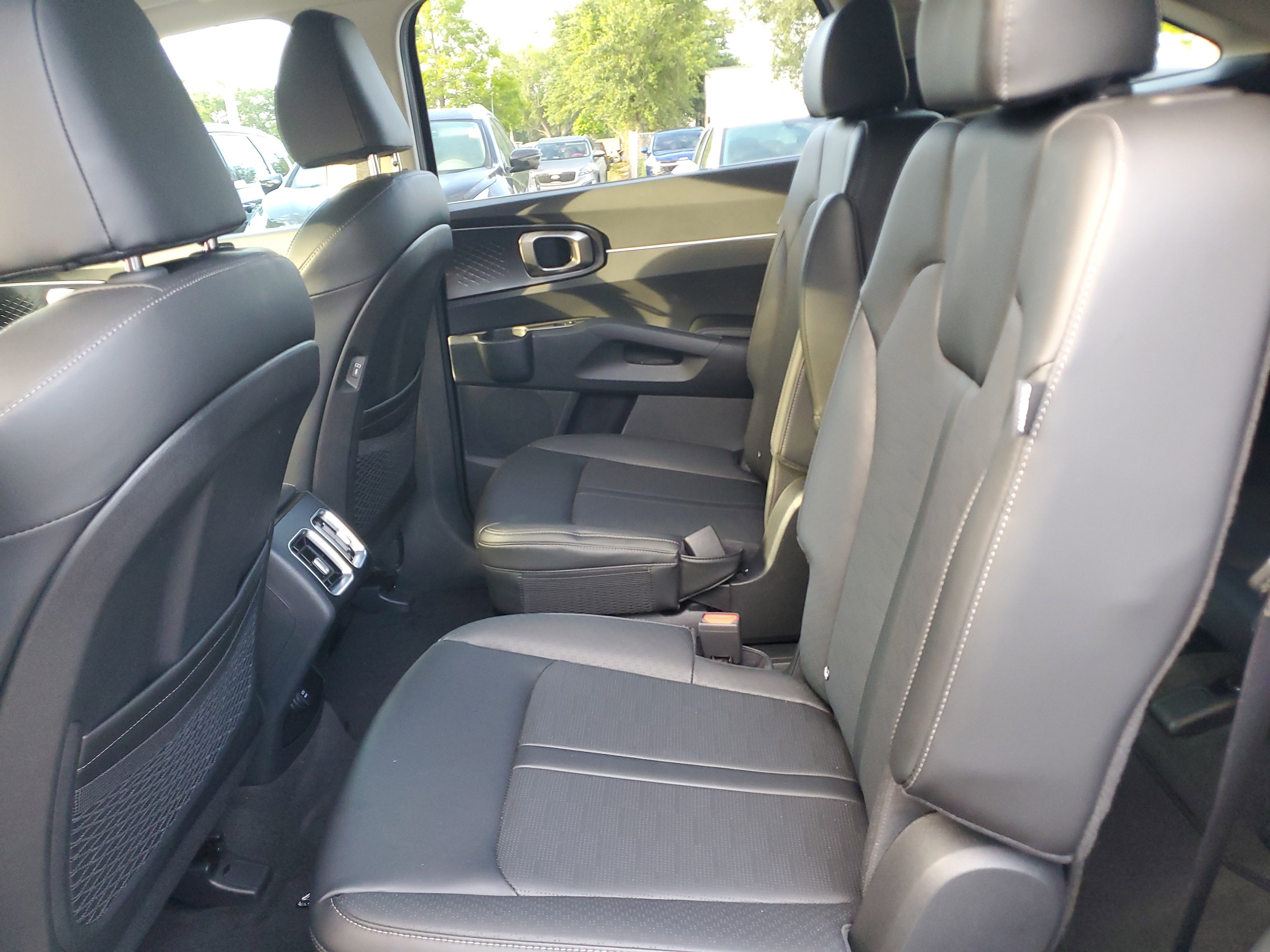 Certified 2025 Kia Sorento EX w/ Panoramic Sunroof Package FWD image 8