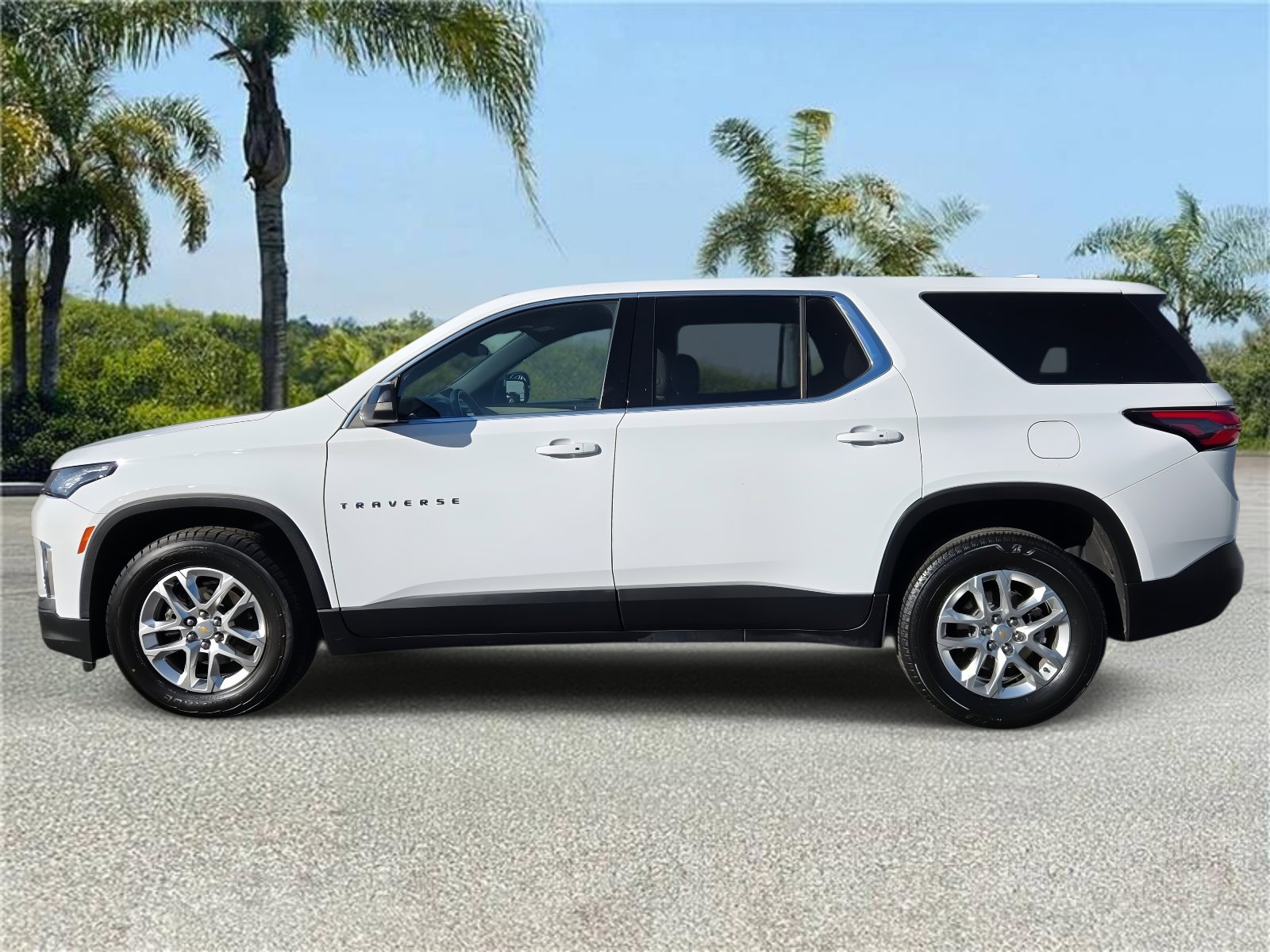 Used 2023 Chevrolet Traverse LS image 2