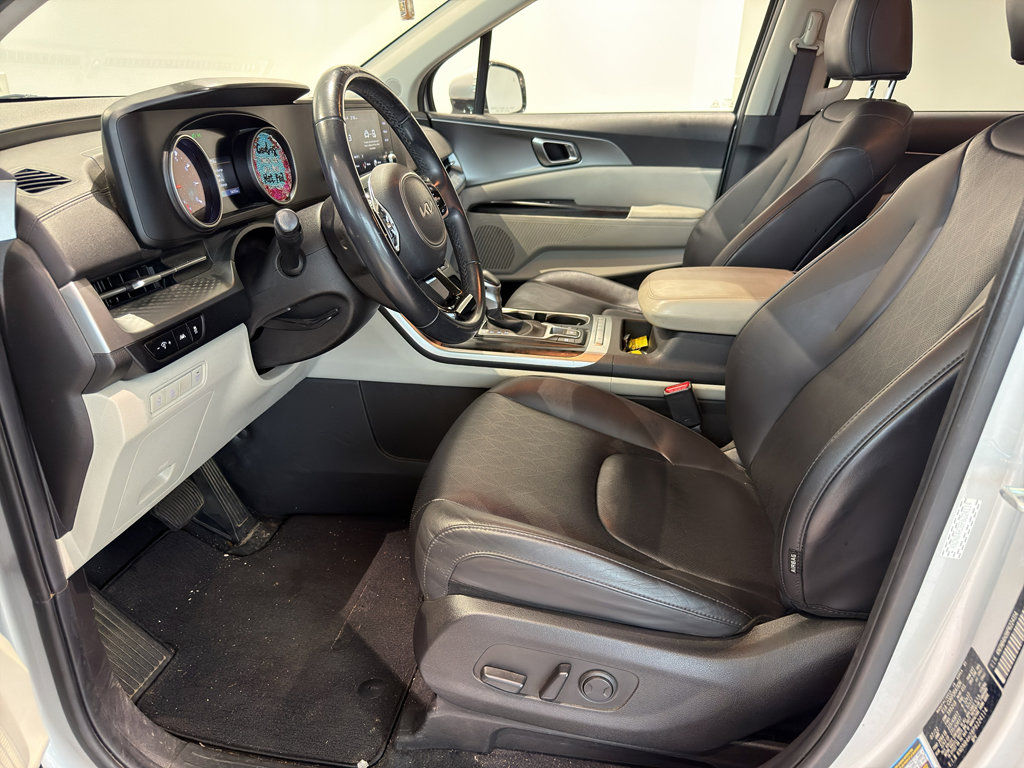Used 2023 Kia Carnival LX FWD image 12
