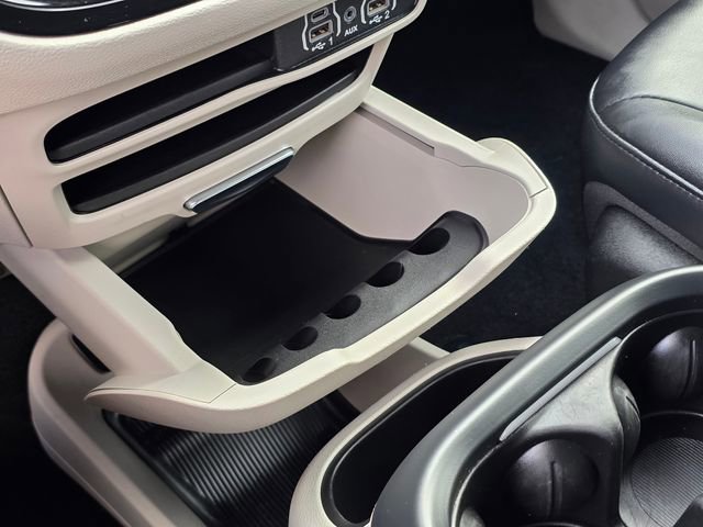 Used 2024 Chrysler Pacifica Touring-L image 34