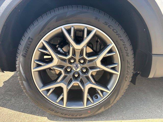 New 2027 Ford Explorer Platinum RWD image 11