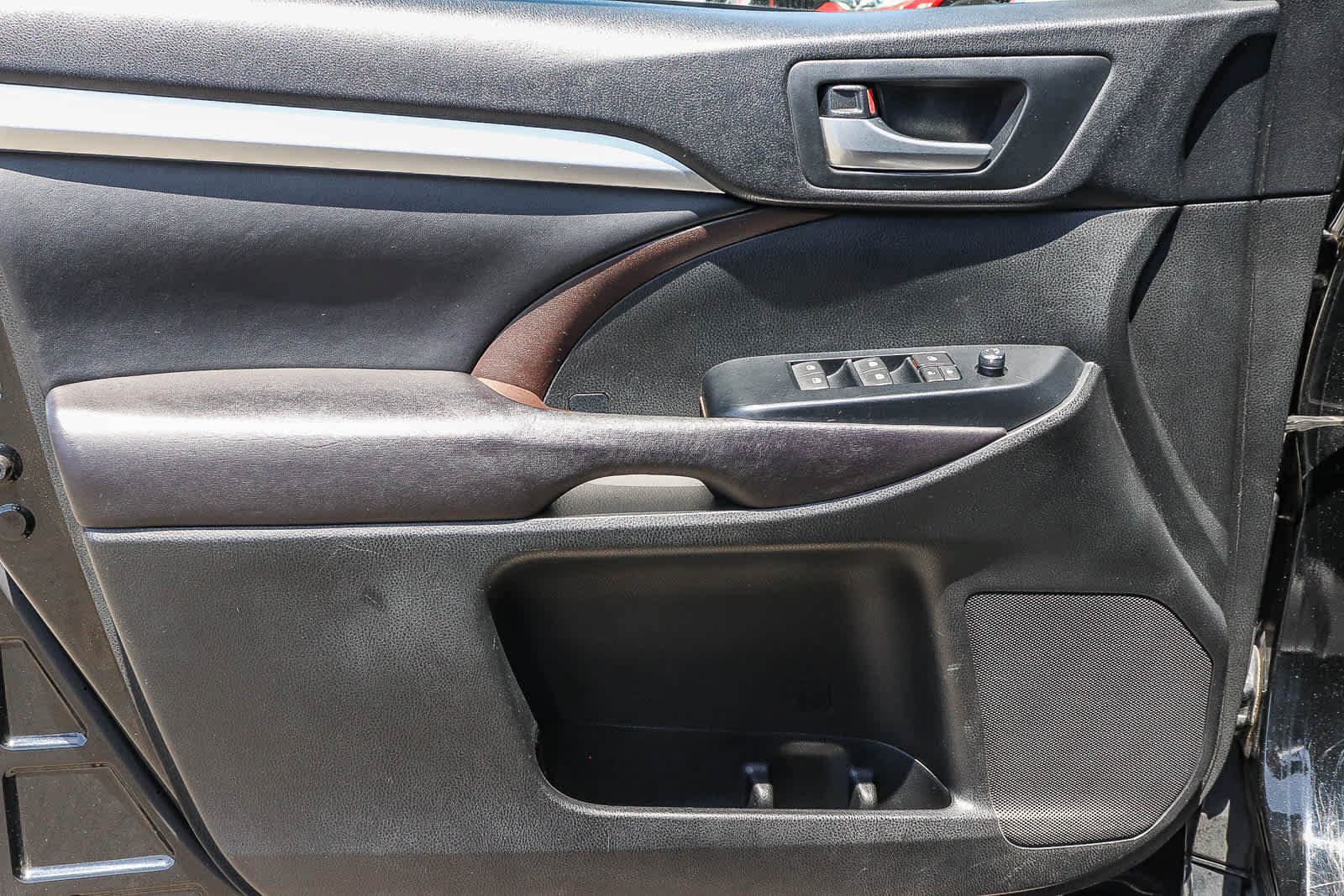 Used 2016 Toyota Highlander XLE FWD image 27
