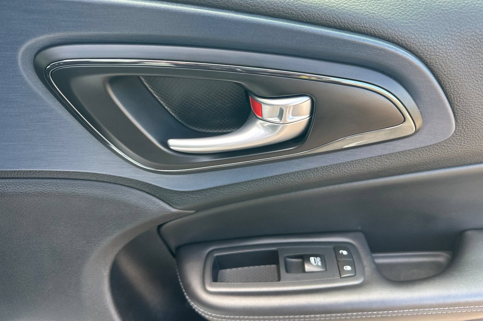 Used 2015 Chrysler 200 S FWD image 17