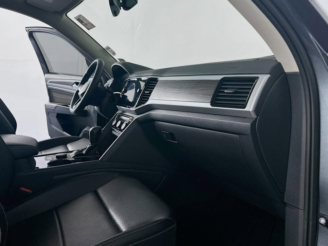 Used 2022 Volkswagen Atlas SE w/ Black Wheel Package image 41