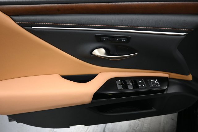 Used 2025 Lexus ES 350 w/ Premium Package FWD image 13