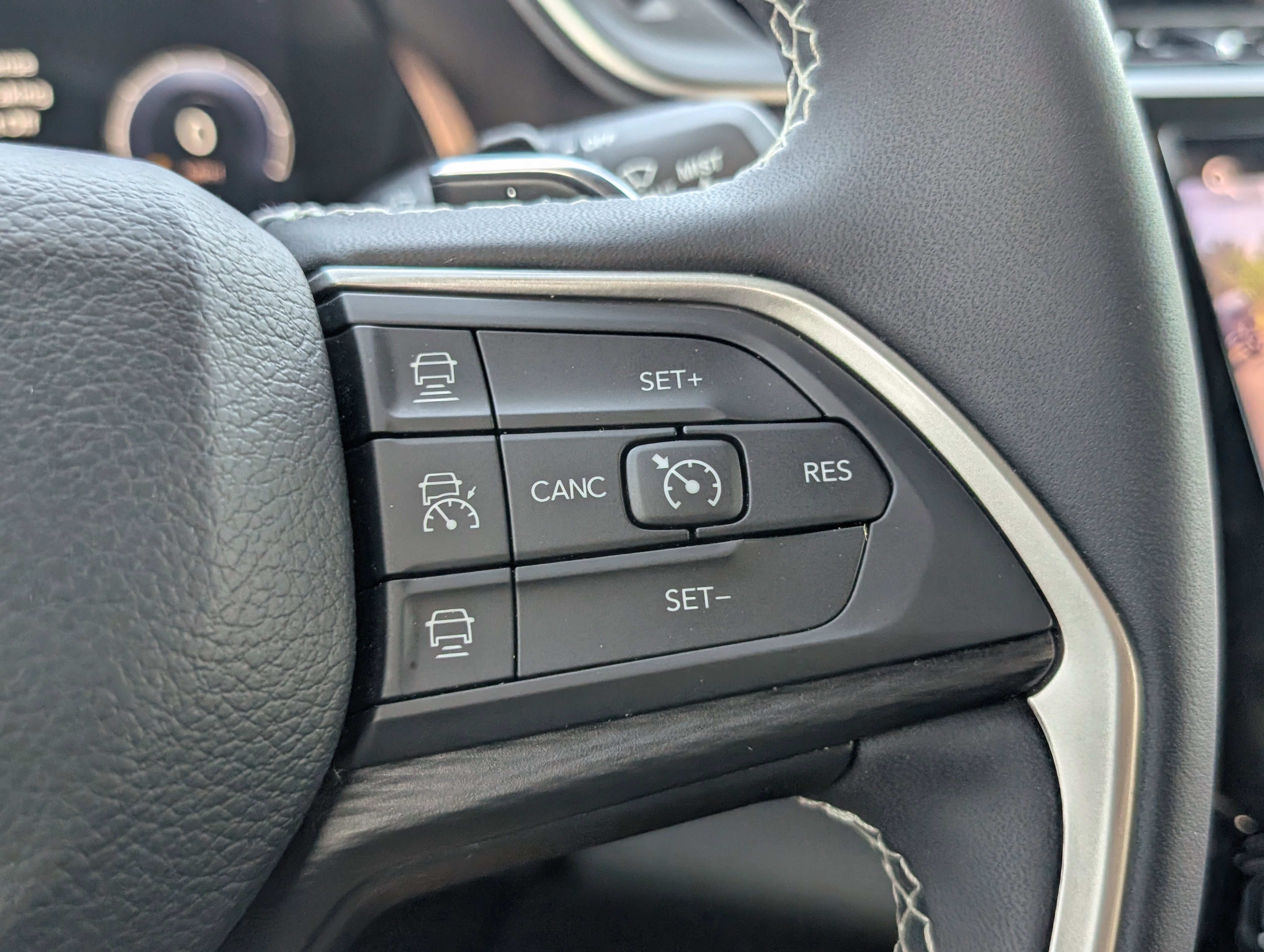 Used 2023 Jeep Grand Cherokee L Laredo RWD image 23