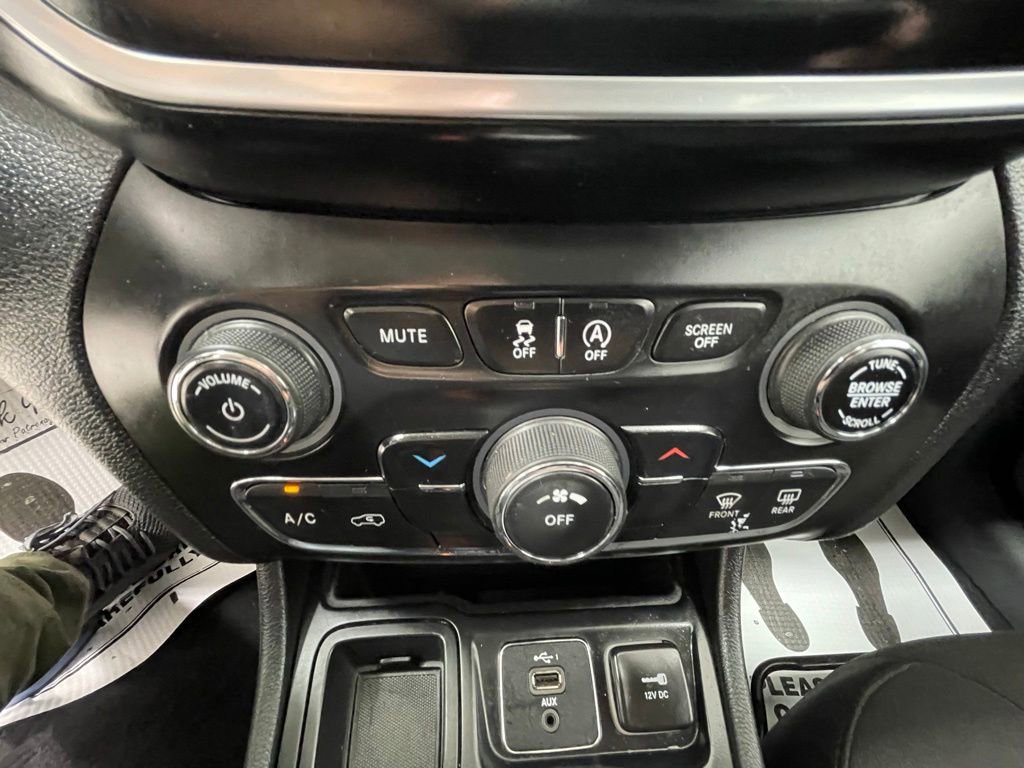 Used 2019 Jeep Cherokee Latitude w/ Popular Appearance Group FWD image 20