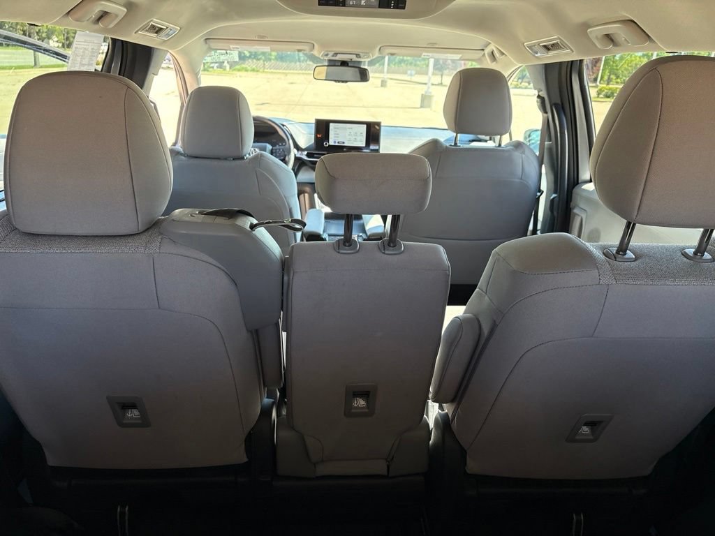 Used 2026 Toyota Sienna LE FWD image 27
