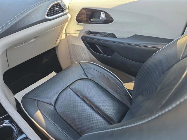 Used 2024 Chrysler Pacifica Limited image 18