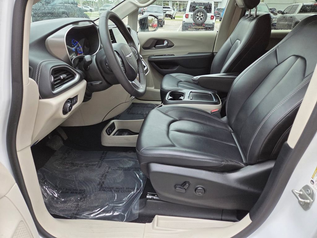 Used 2024 Chrysler Pacifica Select image 24