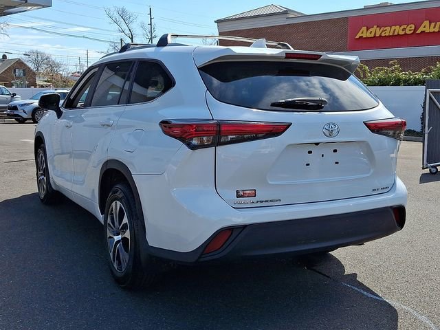 Used 2023 Toyota Highlander XLE AWD/4WD image 4