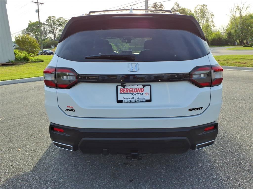 Used 2023 Honda Pilot Sport image 11