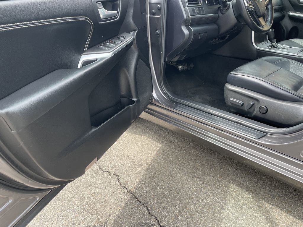 Used 2016 Toyota Camry XLE w/ Moonroof Package image 14