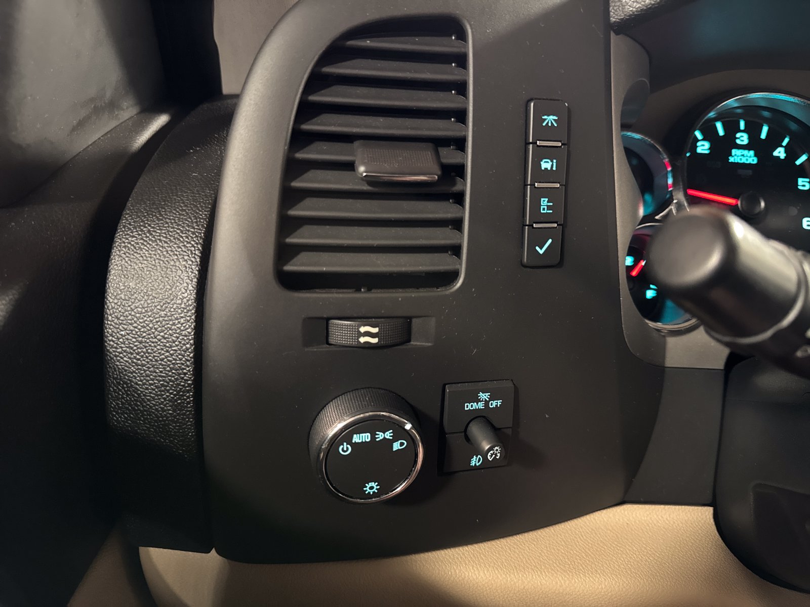 Used 2011 Chevrolet Silverado 1500 LT w/ Texas Edition RWD image 15