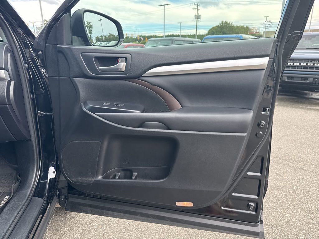 Used 2018 Toyota Highlander XLE image 24