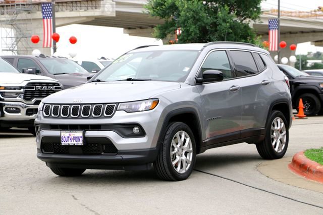 Used 2023 Jeep Compass Latitude AWD/4WD image 7