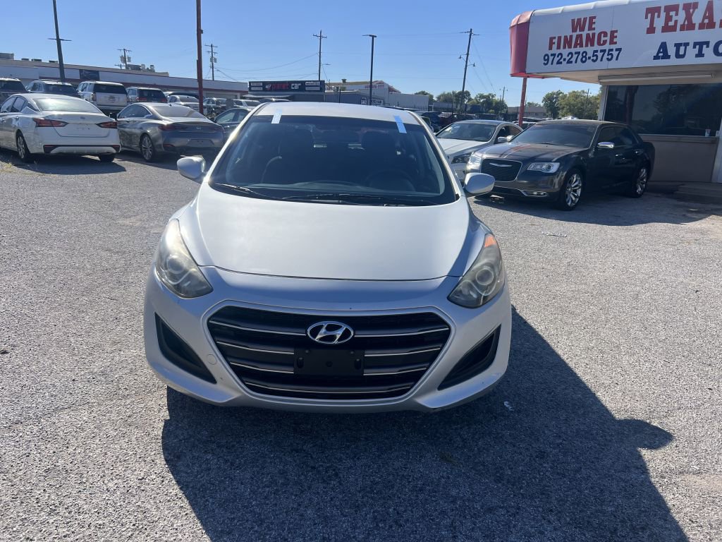 Used 2017 Hyundai Elantra GT image 2