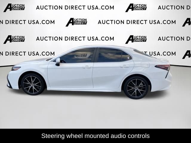 Used 2021 Toyota Camry SE image 3
